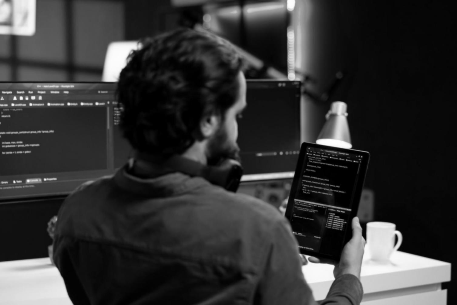 Студенты Eduphlex работают над игровым проектом в команде